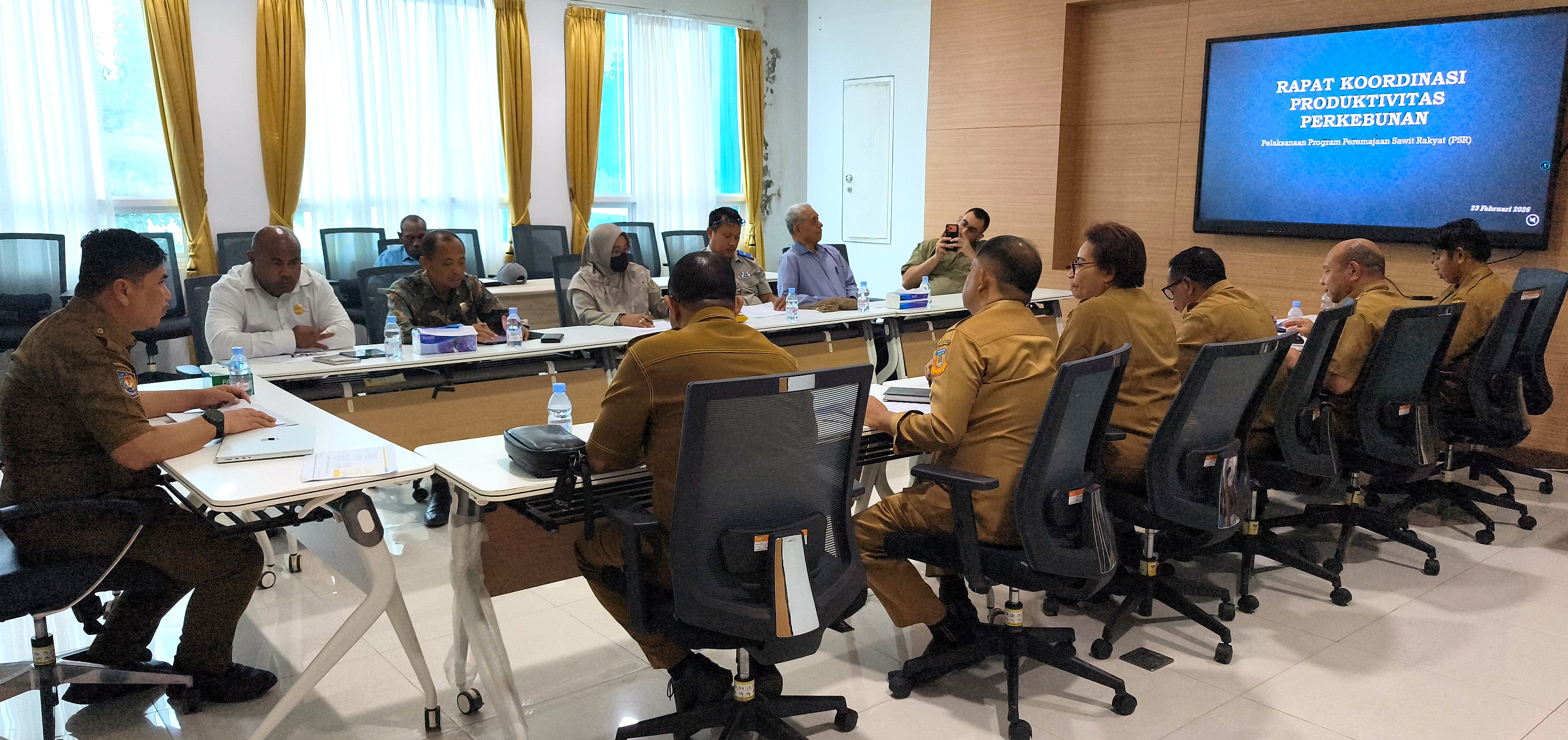 PEMPROV PAPUA GELAR RAKOR PROGRAM PEREMAJAAN SAWIT RAKYAT